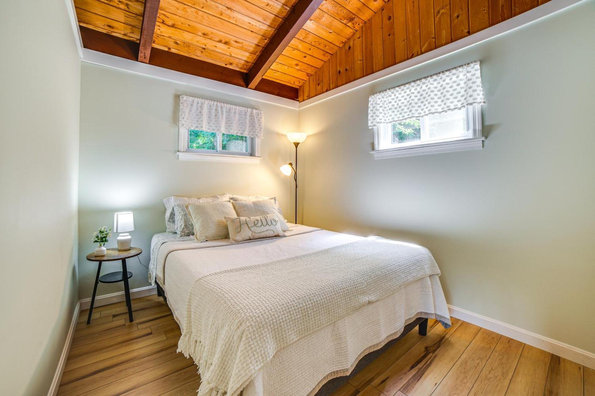 Breathtaking Newbury Cottage With Deck On Chalk Pond Exterior photo