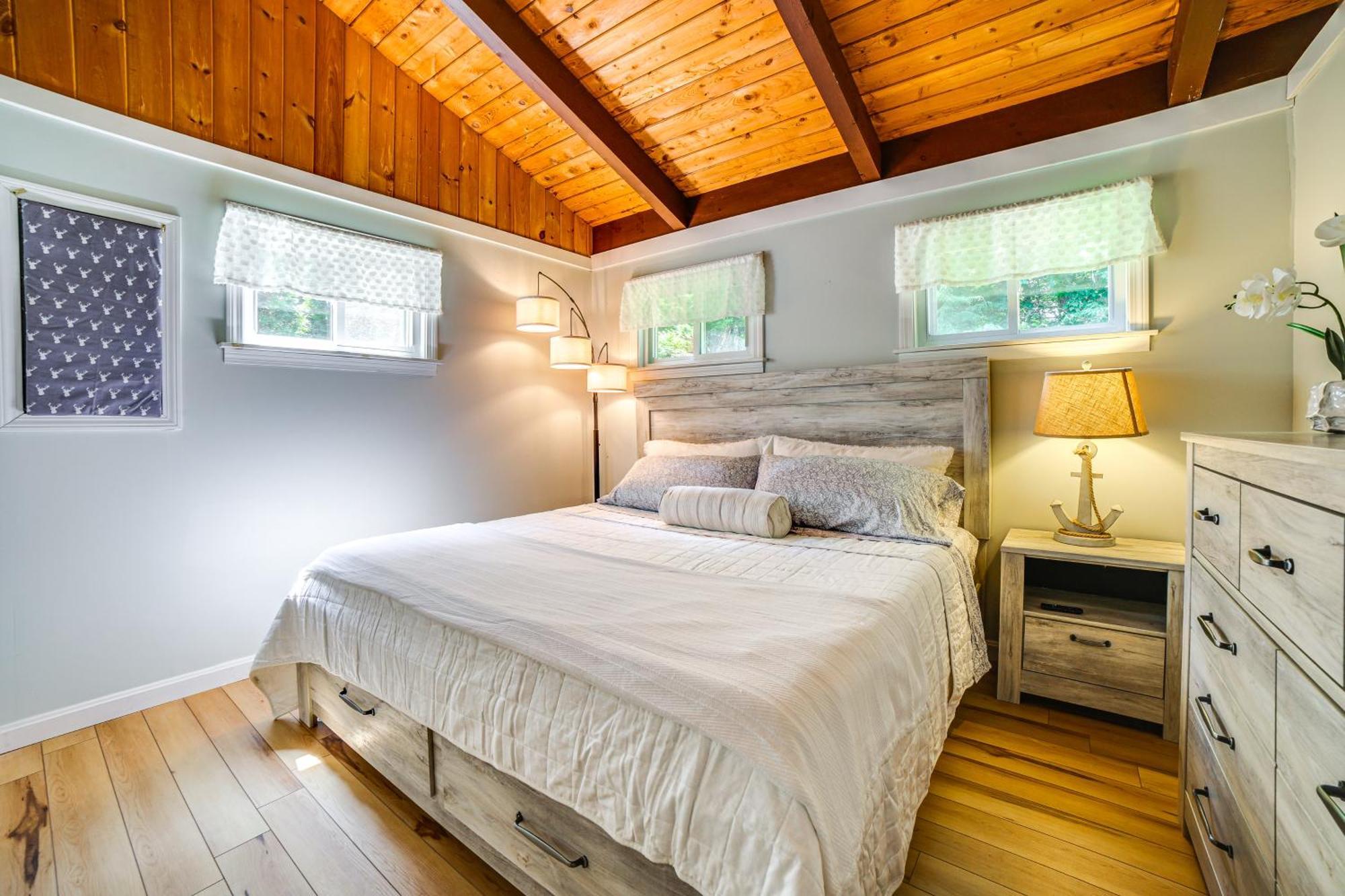 Breathtaking Newbury Cottage With Deck On Chalk Pond Exterior photo