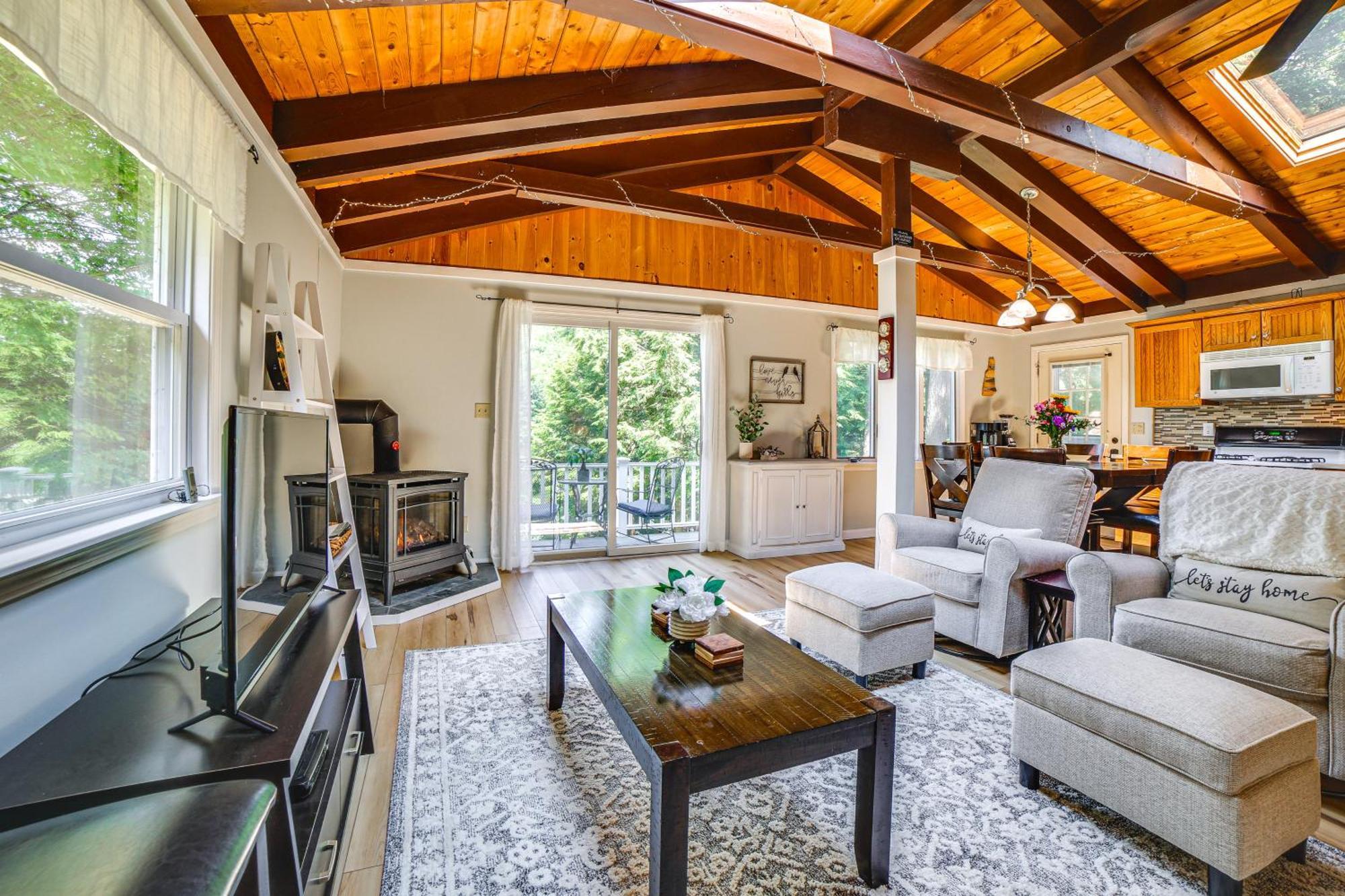 Breathtaking Newbury Cottage With Deck On Chalk Pond Exterior photo